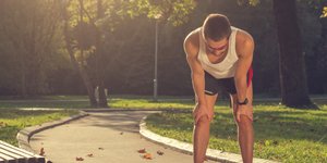 Άνδρας κουρασμένος από τη σωματική άσκηση