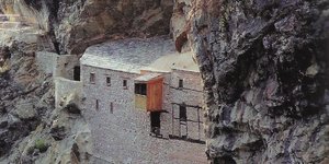 Σε μια βραχονησίδα πάνω από τα νερά του Αλιάκμονα το ασκηταριό του Αγίου Νικάνορα και η Μονή της Ζάβορδας