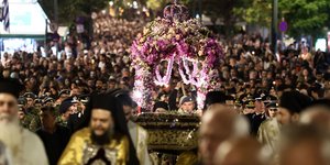 Oλοκληρώθηκε η Περιφορά του επιταφίου της Μητρόπολης Αθηνών