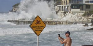 Μεγάλα κύματα σαρώνουν τις ακτές της Αυστραλίας