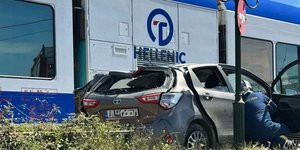 Το αυτοκίνητο της γιατρού μετά τη σύγκρουση με το τρένο