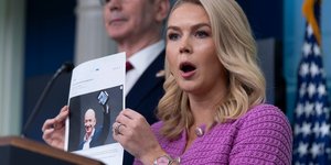 Η εκπρόσωπος του Λευκού Οίκου κρατά φωτογραφία του Τζεφ Μπέζος