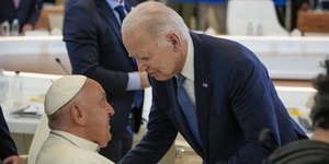 Εναγκαλισμός Τζο Μπάιντεν και Πάπα Φραγκίσκου