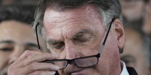 O Ζαϊχ Μπολσονάρου βγάζει τα γυαλιά του