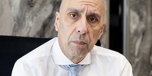 Γιάννης Μπρατάκος λευκο πουκαμισο