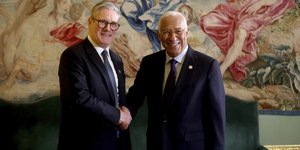 Ο Βρετανός πρωθυπουργός Κιρ Στάρμερ και ο πρόεδρος του Ευρωπαϊκού Συμβουλίου, Αντόνιο Κόστα