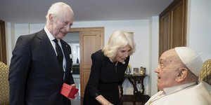 Η βασίλισσα Καμίλα και ο Βασιλιάς Κάρολος συναντούν τον Πάπα Φραγκίσκο