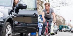 Κίνηση ποδηλάτη δίπλα σε αυτοκίνητο 