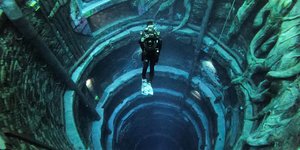Η Deep Dive Dubai έχει βάθος 65 μέτρα και είναι γεμάτη με 14 εκατομμύρια λίτρα απολυμασμένου γλυκού νερού / DEEP DIVE DUBAI