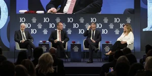 αριστερά: Δημήτρης Μαλάμος, CEO του Thrace Group - Γιώργος Μαργώνης, Πρόεδρος και Διευθύνων Σύμβουλος, Παπαστράτος - Βασίλειος Χατζίκος, Διευθύνων Σύμβουλος της Siemens Ελλάδος - Αναστασία Παρετζόγλου, Executive Chair του Fortune Greece, FORWARD MEDIA