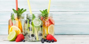 Σπιτικά χωνευστικά ροφήματα με φρέσκα φρούτα και μυρωδικά/ φωτογραφία: shutterstock