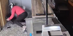 Έπεσε μέσα στο σουβλατζίδικο που πήγε να κλέψει και ξέχασε το κινητό