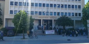 Κόσμος έξω από τα δικαστήρια Ιωαννίνων