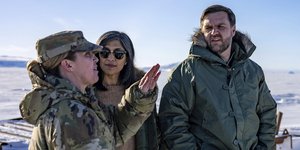 Η συνταγματάρχης Μέιερς ξεναγεί τον αντιπρόεδρο Ντι Βανς και την σύζυγό του στην Γροιλανδία