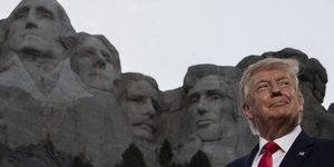 Ο πρόεδρος των ΗΠΑ, Ντόναλντ Τραμπ με φόντο τις μορφές εμβληματικών Αμερικανών προέδρων στο όρος Ράσμορ