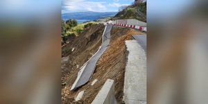Ο δρόμος που κατέρρευσε στη Θεσσαλία