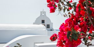 Εκκλησία και μποκαμβίλια