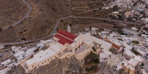 εκκλησια με κοκκινη στεγη