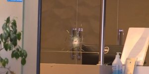 Οι σφαίρες από την εκτέλεση του Γιώργου Μοσχούρη στο Χαλάνδρι, καρφώθηκαν στην τζαμαρία διαγνωστικού κέντρου