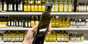 Ράφια με μπουκάλια ελαιολάδου