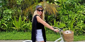 Η Ελένη Μενεγάκη ξεκίνησε τις πασχαλινές της διακοπές σε εξωτικό προορισμό -Ποζάρει με μαγιό και σορτς