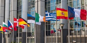 Η ελληνική στις σημαίες με τις χώρες της ΕΕ στις Βρυξέλλες