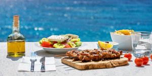 Ελληνικά πιάτα με θέα θάλασσα