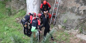 Μέλη της ΕΜΑΚ ετοιμάζονται για διάσωση