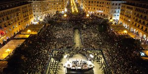 Η εντυπωσιακή συνάντηση των 5 Επιταφίων στην πλατεία Αριστοτέλους της Θεσσαλονίκης