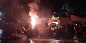 Επιτάφιος στη θάλασσα στο Τολό 