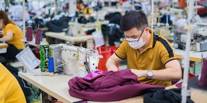 Εκατοντάδες εργαζόμενοι σε βιοτεχνία κατασκευής ενδυμάτων στο Βιετνάμ