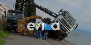 Εύβοια: Δρόμος στην Αιδηψό υποχώρησε και «ρούφηξε» νταλίκα που έριχνε πίσσα στο σημείο