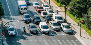 Αυτοκίνητα σταματημένα σε φανάρι 