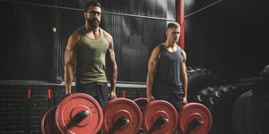 Ανδρες περπατούν κρατώντας βάρη