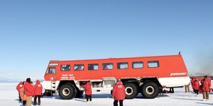 Μετά από περισσότερα από 30 χρόνια ως εμβληματικό όχημα του ερευνητικού σταθμού McMurdo, αυτό το αγαπημένο λεωφορείο αποχαιρετά την Ανταρκτική / MCMURDO