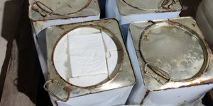 355 κιλά αλλοιωμένου τυριού, που φυλασσόταν σε οξειδωμένα δοχεία