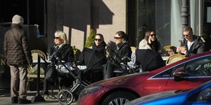 Κόσμος στη Φινλανδία πίνει καφέ