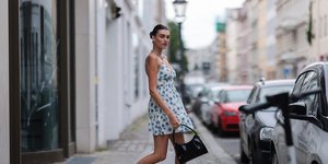 στιλάτη γυναίκα με φλοράλ φόρεμα