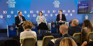 Από αριστερά: Ορέστης Καβαλάκης, Διοικητής, Ειδική Υπηρεσία Συντονισμού Ταμείου Ανάκαμψης, Υπουργείο Εθνικής Οικονομίας και Οικονομικών - Ισμήνη Παπακυρίλλου, Διευθύνουσα Σύμβουλος, Ελληνική Αναπτυξιακή Τράπεζα - Κώστας Παπαχλιμίντζος, Δημοσιογράφος, ΕΡΤ / Εφημερίδα Παραπολιτικά