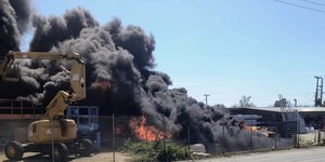 Η φωτιά σε επιχείρηση με οικοδομικά υλικά στην Καλαμάτα