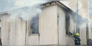 Πυροσβέστης σβήνει φωτιά σε σπίτι στο Αργοστόλι