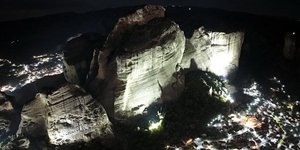 Φωτισμένοι οι βράχοι των Μετεωρων