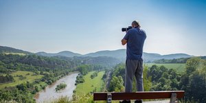 Φωτογράφος τραβά φωτογραφία ένα όμορφο τοπίο της φύσης 
