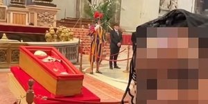 Οργή για τις μακάβριες φωτό με τον Πάπα