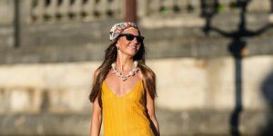 γυναίκα με φουλάρι