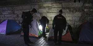 Έλεγχοι αστυνομικών στη Γαλλία σε στέκια μεταναστών