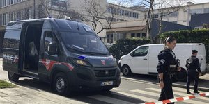 Δυνάμεις της γαλλικής αστυνομίας κατά τη διάρκεια επιχείρησης (εικόνα αρχείου)