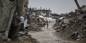 Παιδιά παίζουν στα χαλάσματα στη Γάζα