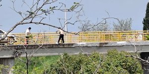 Ο Ιρακινός που απειλεί να πέσει από τη γέφυρα Πολυκάστρου