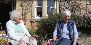 Οι δυο γειτόνισσες δίνουν συμβουλές μακροζωίας